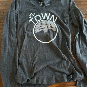 Antigua Charcoal 'The Town' Warriors NBA Women's V-Neck Shirt